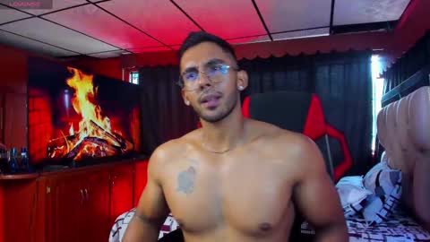 Snapshot of romanpearce_ chatting on January 31, 5:32 pm Roman online show from January 31, 5:32 pm
