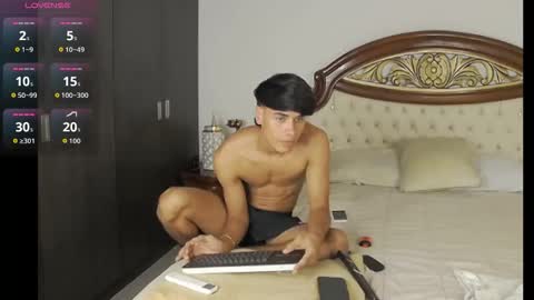 Snapshot of romeocolin_ chatting on October 17, 9:52 pm R O M E O online show from October 17, 9:52 pm