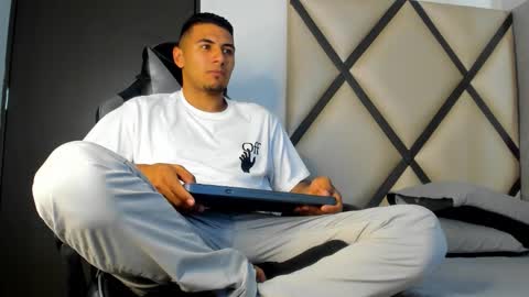 Snapshot of roy_29_ chatting on October 14, 12:12 pm Roy online show from October 14, 12:12 pm