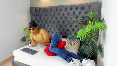 Snapshot of roy_rusell chatting on October 11, 1:31 am ROY online show from October 11, 1:31 am
