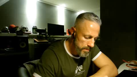 Chico que rico Caliente online show from February 23, 6:30 pm