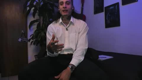 Snapshot of ryuk_it chatting on October 18, 2:44 pm leopmonk help me reach 100 thumbs up online show from October 18, 2:44 pm