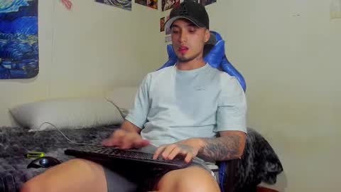 Snapshot of salvatore_dereck chatting on October 20, 1:20 am online show from October 20, 1:20 am