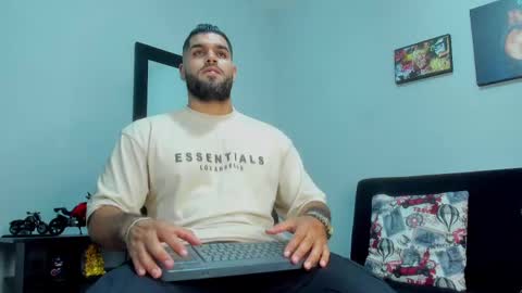 Snapshot of samir_hazard chatting on February 23, 2:14 am samir_hazard online show from February 23, 2:14 am