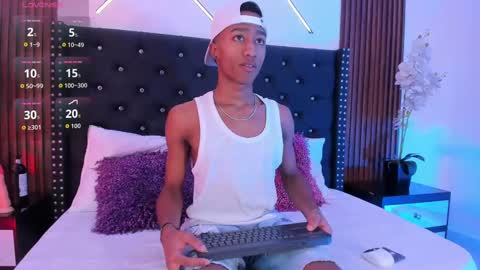 Snapshot of sammyyadams_ chatting on September 20, 10:43 pm sammyyadams_ online show from September 20, 10:43 pm