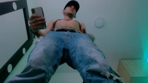 Snapshot of samuel_suarez chatting on January 7, 5:24 am online show from January 7, 5:24 am