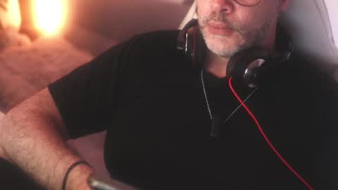 Snapshot of sanders_white chatting on March 1, 2:37 am Sanders online show from March 1, 2:37 am