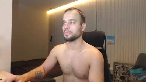 Snapshot of sandro_best chatting on February 6, 9:43 am DeAlex online show from February 6, 9:43 am