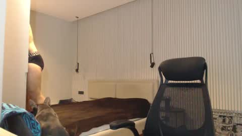 Snapshot of sandro_best chatting on December 6, 9:43 am DeAlex online show from December 6, 9:43 am