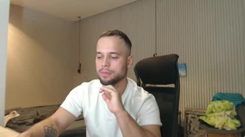 Snapshot of sandro_best chatting on December 30, 8:15 pm DeAlex online show from December 30, 8:15 pm
