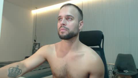 Snapshot of sandro_best chatting on October 5, 1:59 pm DeAlex online show from October 5, 1:59 pm