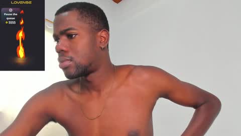 Snapshot of santi_brown1 chatting on February 23, 7:36 pm Santibrown online show from February 23, 7:36 pm