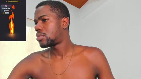 Snapshot of santi_brown1 chatting on March 5, 7:39 pm Santibrown online show from March 5, 7:39 pm