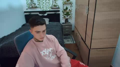 santi_ss online show from April 15, 4:07 pm