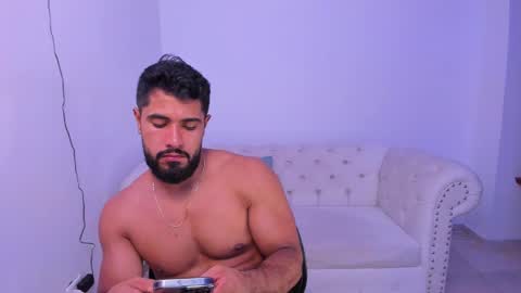 Snapshot of santiago_huntt chatting on December 18, 1:26 am santiago_huntt online show from December 18, 1:26 am