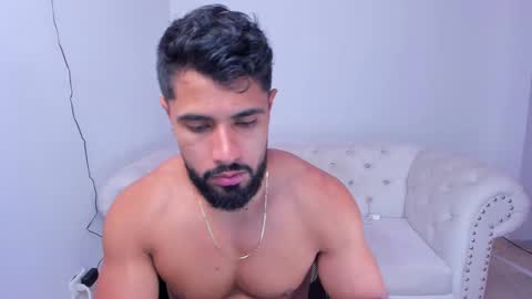 Snapshot of santiago_huntt chatting on December 12, 3:10 am santiago_huntt online show from December 12, 3:10 am