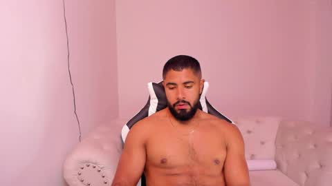 Snapshot of santiago_huntt chatting on January 30, 12:48 pm santiago_huntt online show from January 30, 12:48 pm