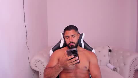 Snapshot of santiago_huntt chatting on February 15, 12:33 pm santiago_huntt online show from February 15, 12:33 pm