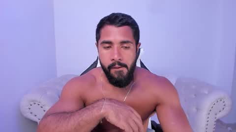 Snapshot of santiago_huntt chatting on October 17, 12:25 am santiago_huntt online show from October 17, 12:25 am