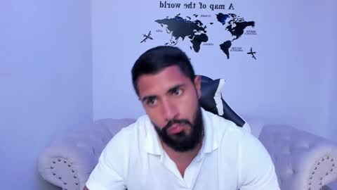 Snapshot of santiago_huntt chatting on October 4, 2:16 am santiago_huntt online show from October 4, 2:16 am