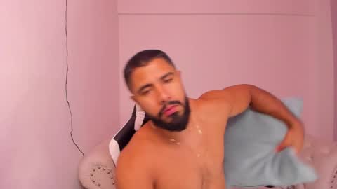Snapshot of santiago_huntt chatting on February 3, 12:25 pm santiago_huntt online show from February 3, 12:25 pm