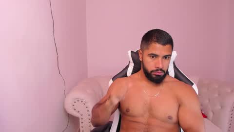 Snapshot of santiago_huntt chatting on February 6, 12:16 pm santiago_huntt online show from February 6, 12:16 pm
