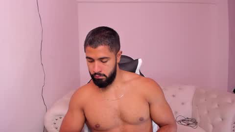 Snapshot of santiago_huntt chatting on February 10, 12:29 pm santiago_huntt online show from February 10, 12:29 pm