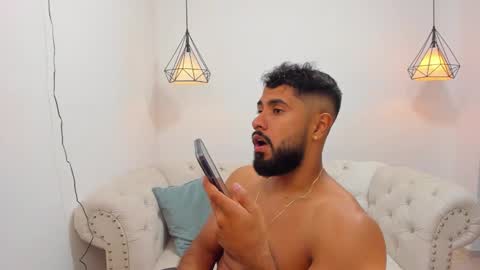 Snapshot of santiago_huntt chatting on December 5, 4:09 am santiago_huntt online show from December 5, 4:09 am