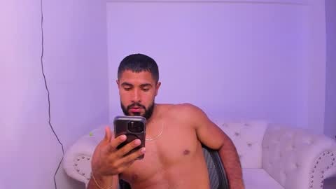 Snapshot of santiago_huntt chatting on January 7, 10:08 pm santiago_huntt online show from January 7, 10:08 pm