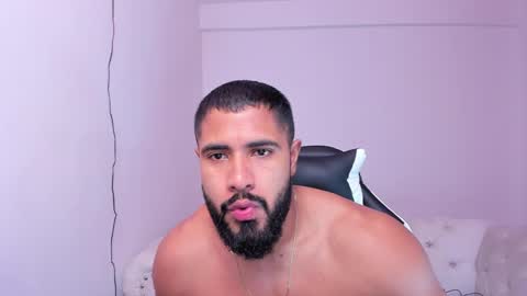 Snapshot of santiago_huntt chatting on February 21, 12:28 pm santiago_huntt online show from February 21, 12:28 pm