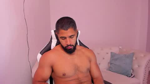 Snapshot of santiago_huntt chatting on February 18, 12:39 pm santiago_huntt online show from February 18, 12:39 pm
