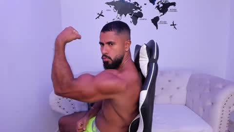 Snapshot of santiago_huntt chatting on September 10, 2:10 am santiago_huntt online show from September 10, 2:10 am