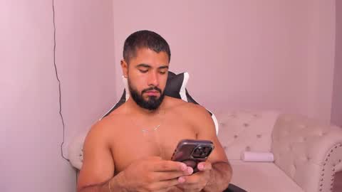 Snapshot of santiago_huntt chatting on January 28, 12:11 pm santiago_huntt online show from January 28, 12:11 pm