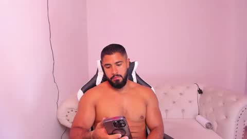 Snapshot of santiago_huntt chatting on February 14, 11:43 pm santiago_huntt online show from February 14, 11:43 pm