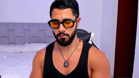 santiago_huntt online show from April 16, 9:26 pm