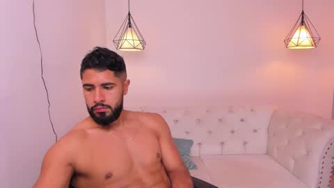 Snapshot of santiago_huntt chatting on December 7, 12:02 pm santiago_huntt online show from December 7, 12:02 pm
