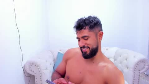 Snapshot of santiago_huntt chatting on December 13, 9:30 pm santiago_huntt online show from December 13, 9:30 pm