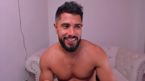 Snapshot of santiago_huntt chatting on December 9, 9:33 pm santiago_huntt online show from December 9, 9:33 pm