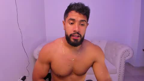 Snapshot of santiago_huntt chatting on December 18, 8:25 pm santiago_huntt online show from December 18, 8:25 pm