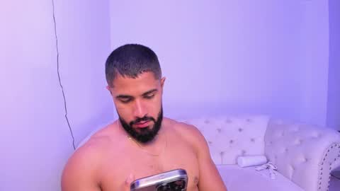 Snapshot of santiago_huntt chatting on January 29, 12:45 pm santiago_huntt online show from January 29, 12:45 pm