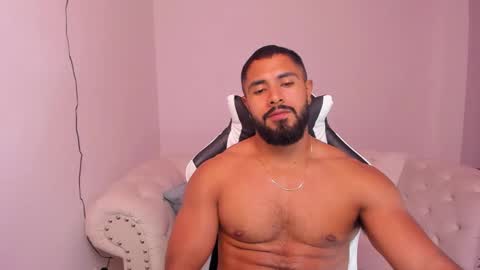 Snapshot of santiago_huntt chatting on February 18, 1:10 am santiago_huntt online show from February 18, 1:10 am