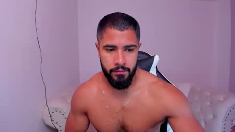 Snapshot of santiago_huntt chatting on February 17, 12:27 pm santiago_huntt online show from February 17, 12:27 pm