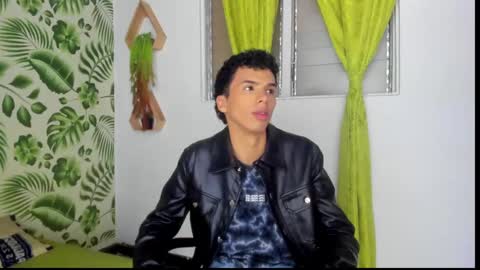 Snapshot of seantroyy chatting on February 25, 3:52 am Sean online show from February 25, 3:52 am