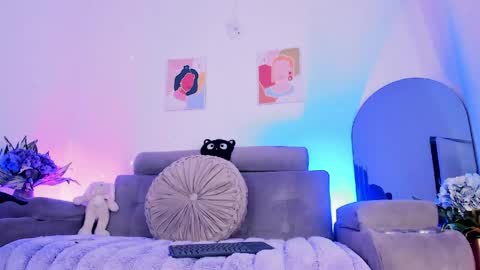     .  INDEPENDENT MODEL online show from April 21, 5:02 am