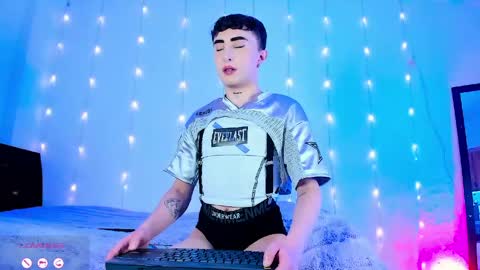     .  INDEPENDENT MODEL online show from June 6, 10:16 pm