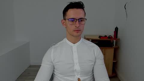 Snapshot of sexxymuscles4u chatting on December 2, 12:27 pm Sexxymuscles4U online show from December 2, 12:27 pm