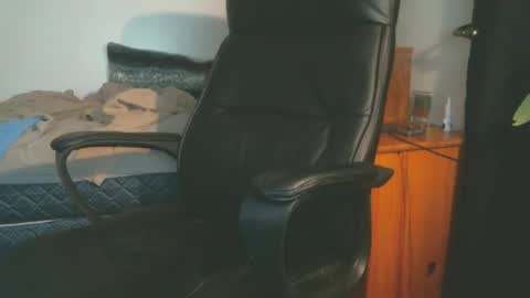 shyboyhugecum2020 online show from April 19, 4:12 am