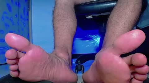 Snapshot of sir_kev66 chatting on September 23, 1:05 am only foot worshipers here online show from September 23, 1:05 am