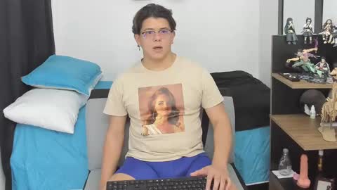 Snapshot of siul_bigcock chatting on September 10, 11:03 pm Siul Thompson online show from September 10, 11:03 pm