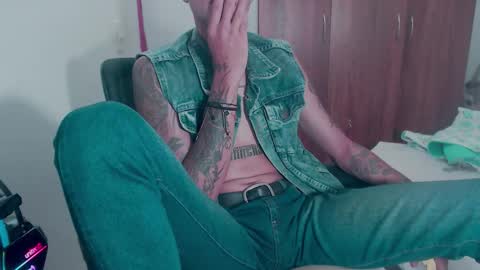 Snapshot of skateboy444 chatting on September 28, 8:45 am king online show from September 28, 8:45 am